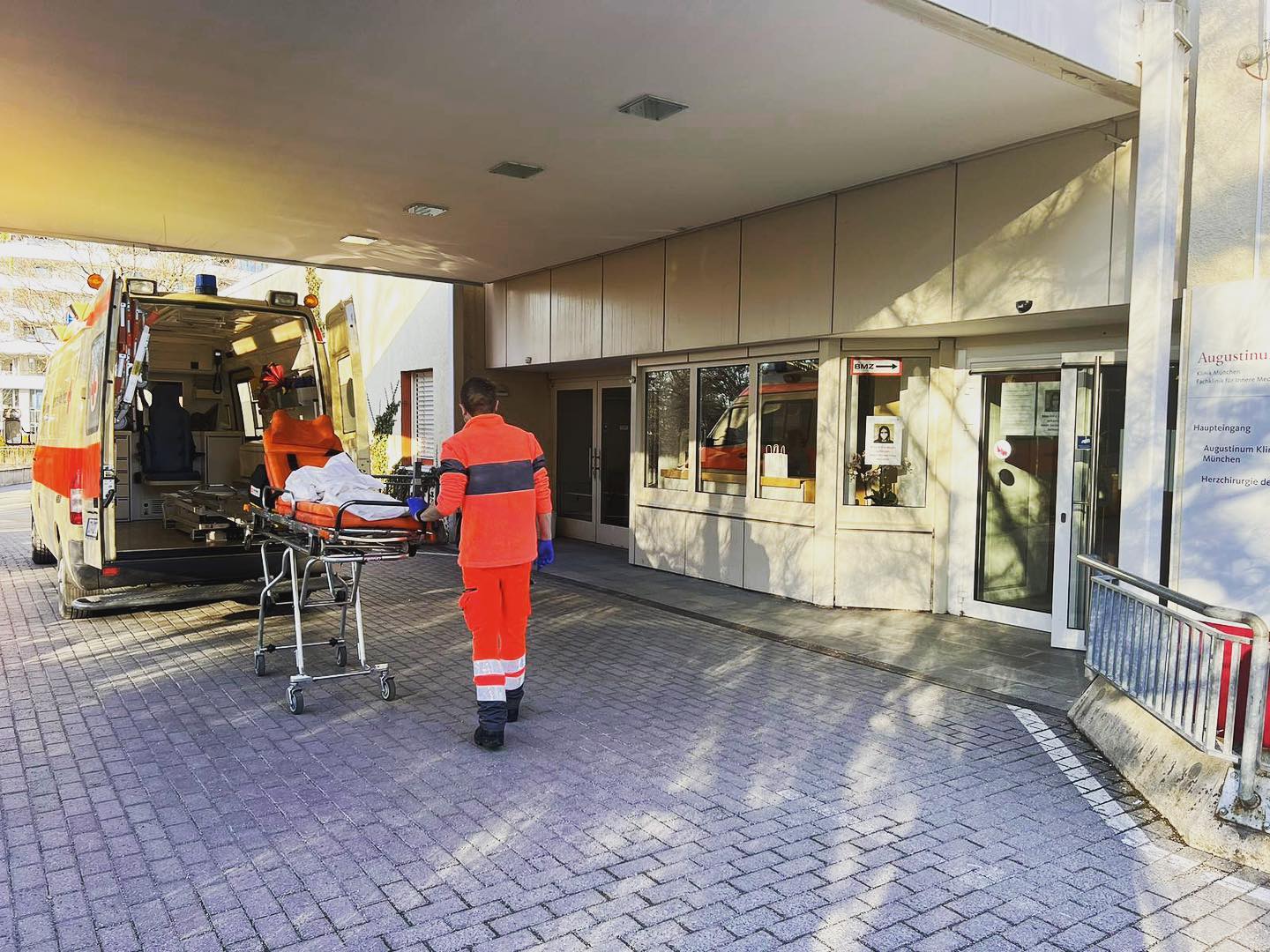 Der Gautinger Hintergrund-RTW nach einem Einsatz an einem Münchner Krankenhaus